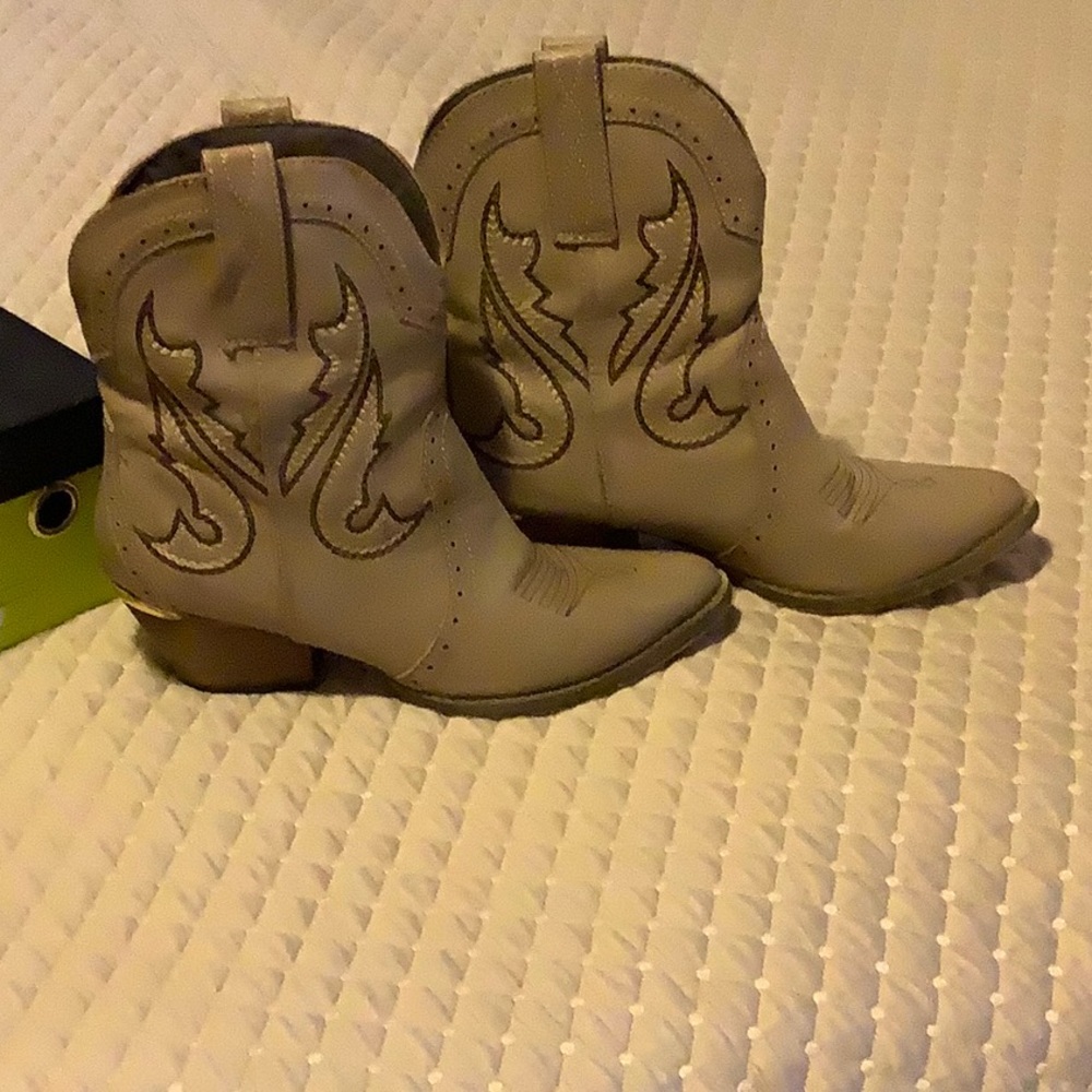 Tan cow girl boots